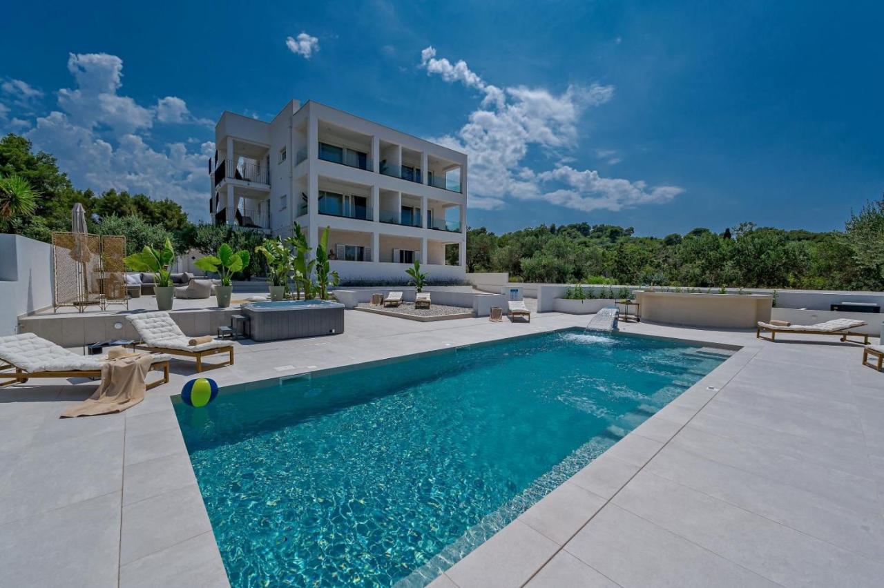 Luxury Villa Del Sogno With Pool, Jacuzzi, Parking أوكغوك غورنيي المظهر الخارجي الصورة